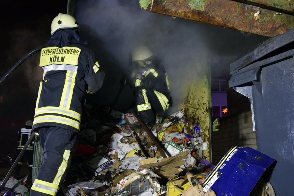 Feuer Papp Presscontainer Koeln Hoehenberg Bochumerstr P398.JPG - Miklos Laubert